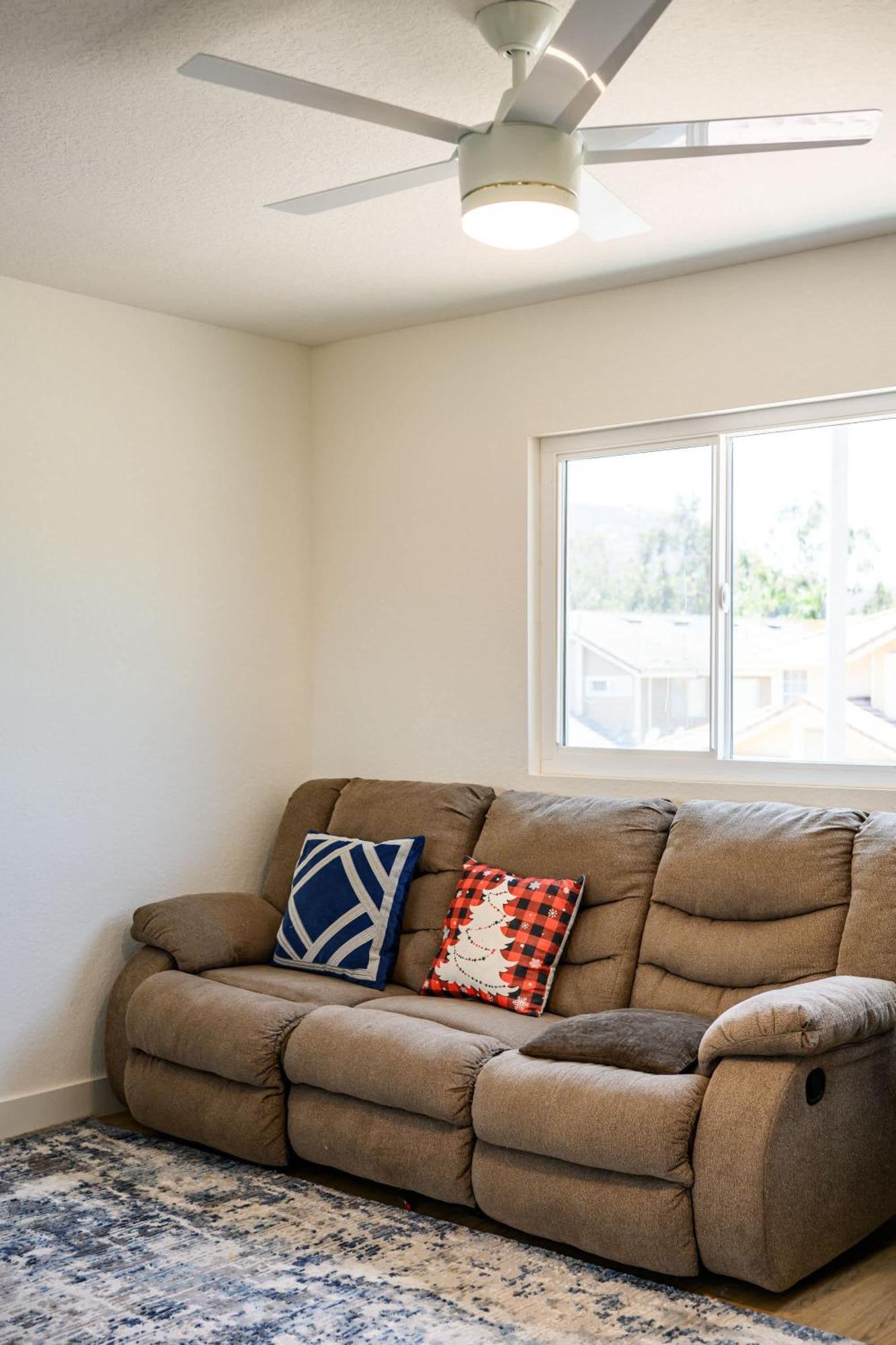 Luxe Spacious Near Parks Fully Equipped Riverside